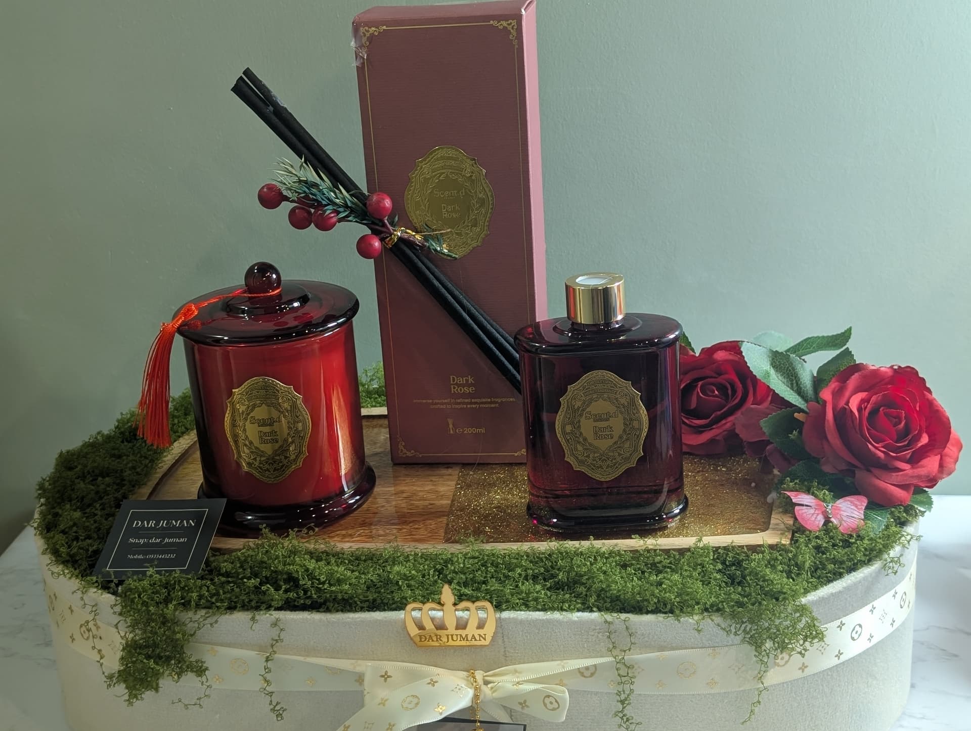 صندوق هدايا دار جُمان - شمعة ومعطر دارك روز مع ورد وتغليف فاخر